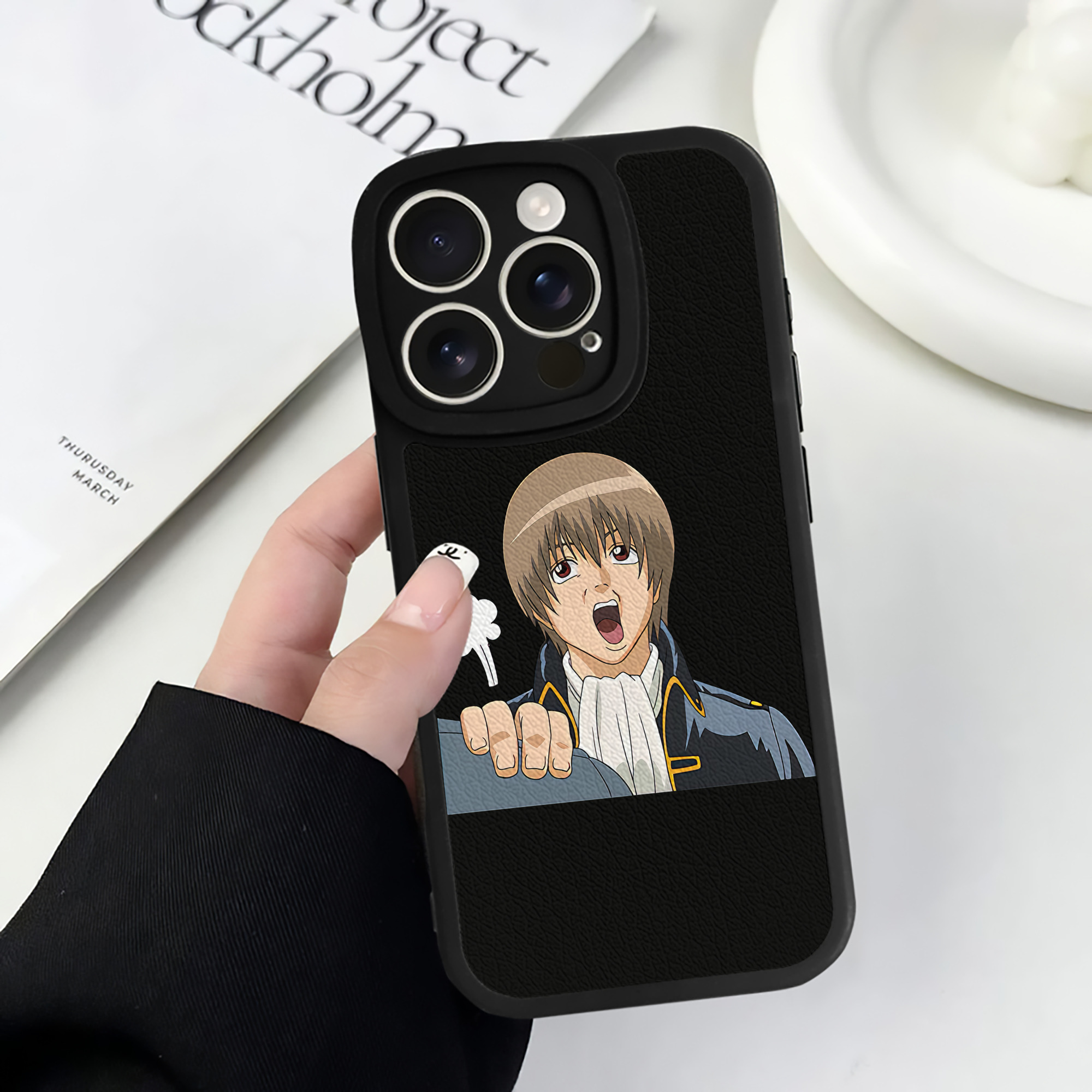 （画像用） ぎんたま 坂田銀時（さかたぎんとき） 神楽 志村新八（しむら しんぱち） GINTAMA Sakata Gintoki Kagura Shimura Shinpachi 【iPhone 16シリーズ対応】シリコンスマホケース（レザー調） 材質：シリコン